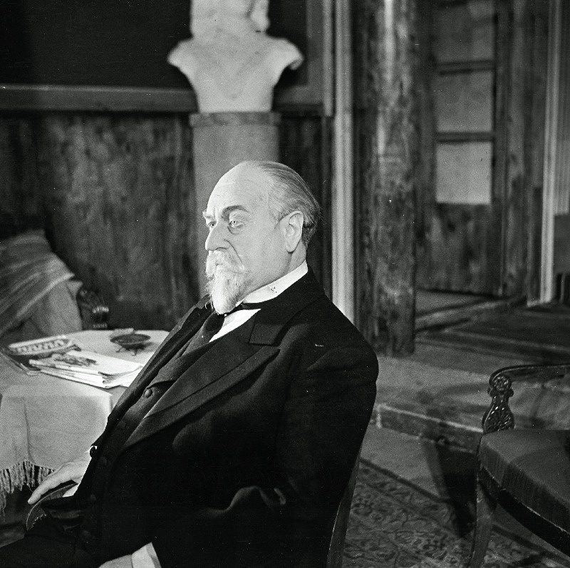 Arno Suurorg Jeremias Suurkuke osas H. Raudsepa komöödias Põrunud aru õnnistus.