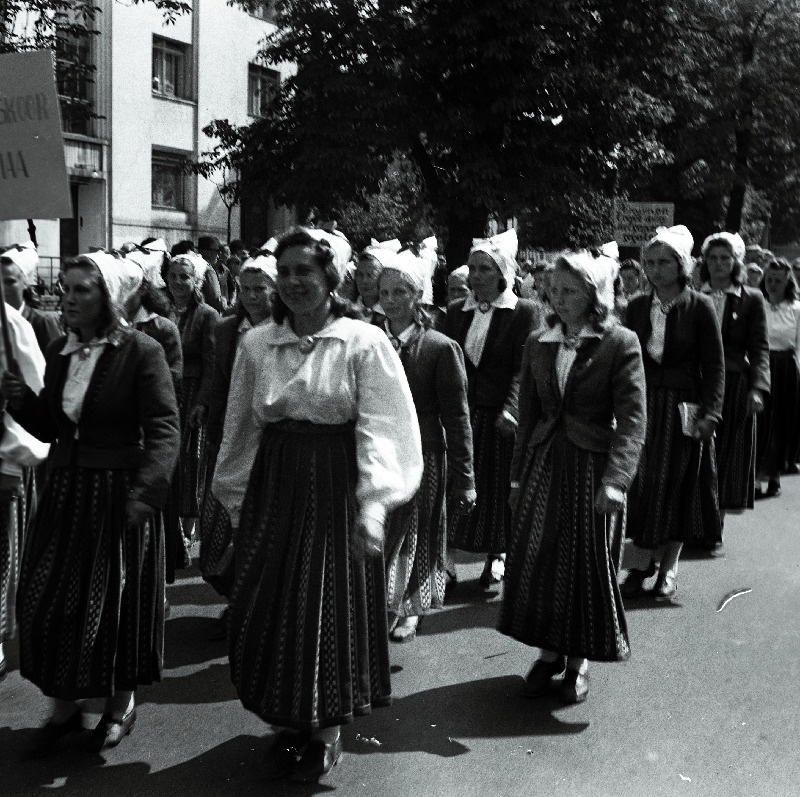 12. üldlaulupeost osavõtjate rongkäik.