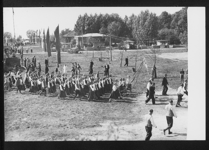 12. üldlaulupeo rongkäigust osavõtjad lauluväljakul.