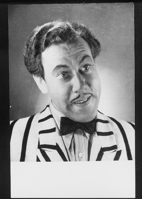 Näitleja Kaarel Toom Sandrona M. Baratašvili komöödias Ritsikas.  similar photo