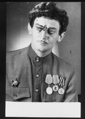 Näitleja Jüri Järvet autojuht Kohtana M. Baratašvili komöödias Ritsikas.  similar photo