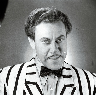 Näitleja Kaarel Toom Sandrona M. Baratašvili komöödias Ritsikas.  similar photo