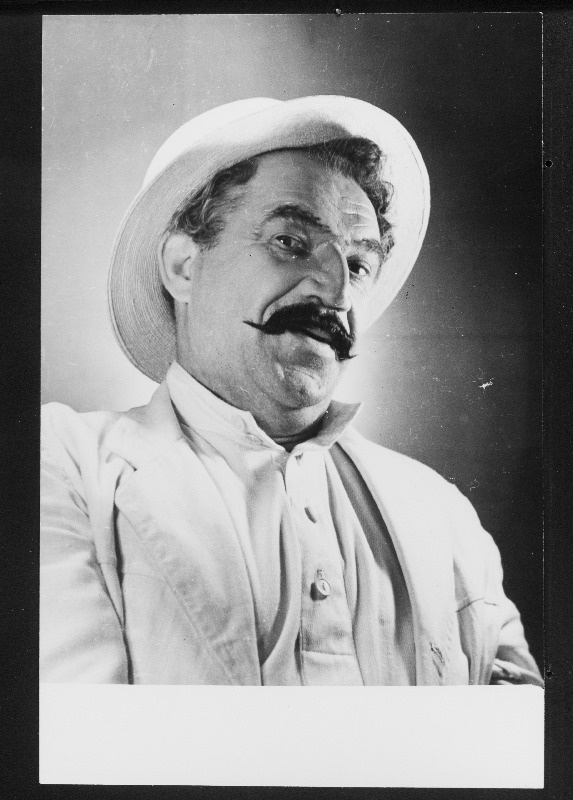 Näitleja Kaarel Karm Nikifore Peradzena M. Baratašvili komöödias Ritsikas.