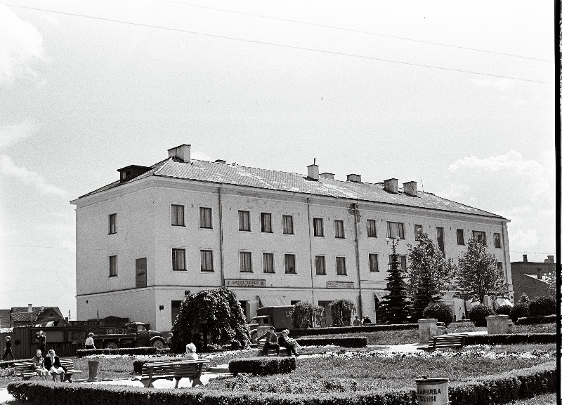 Vaade Lossi tänava haljasalale.