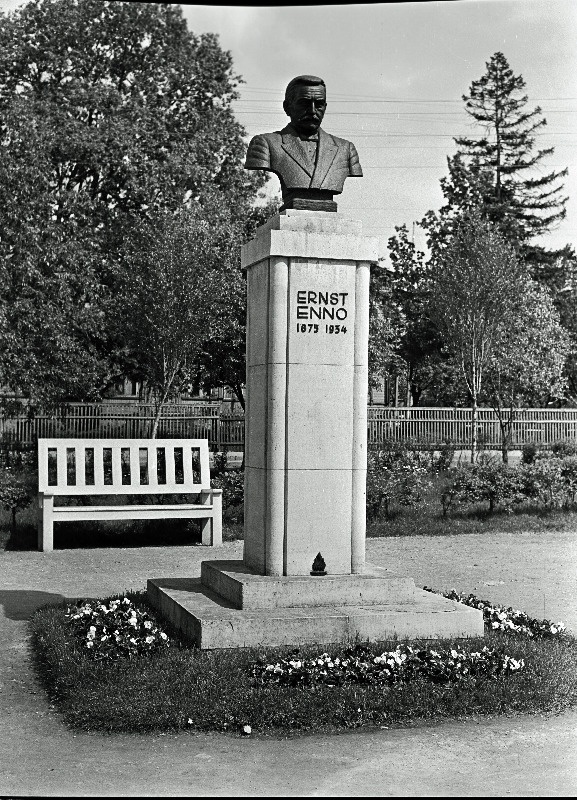 Luuletaja Ernst Enno mälestussammas Haapsalus.
