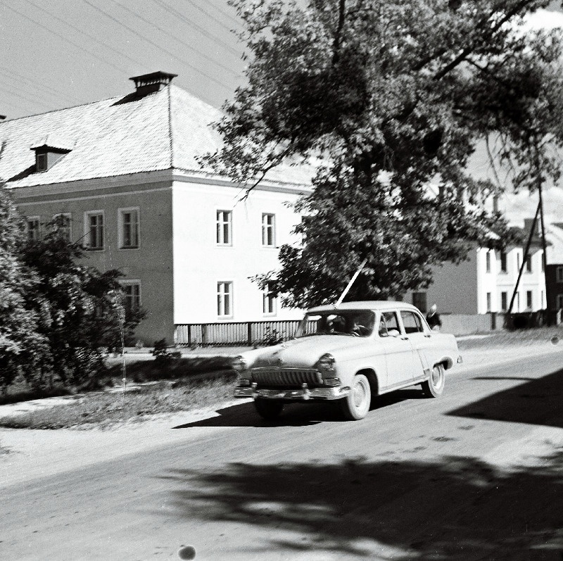 Vaade uutele elamutele Põlvas.