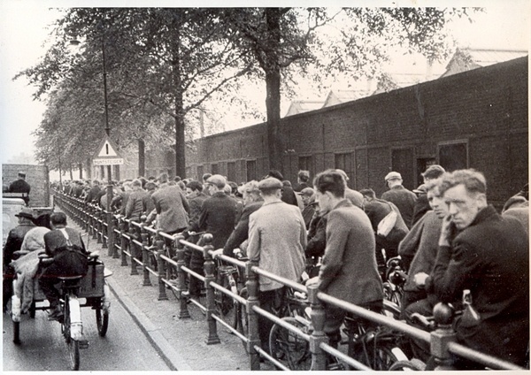 Foto Jalgratturite järjekord aurupraamile Amsterdamis 23.06.1938