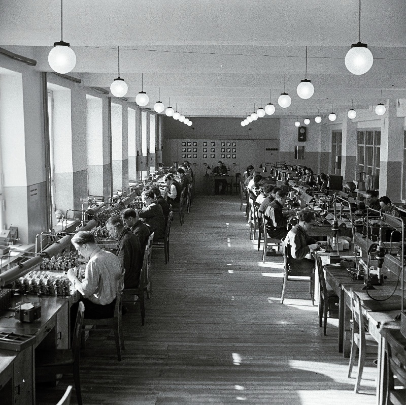 Vaade Tartu Aparaaditehase montaažtsehhi.