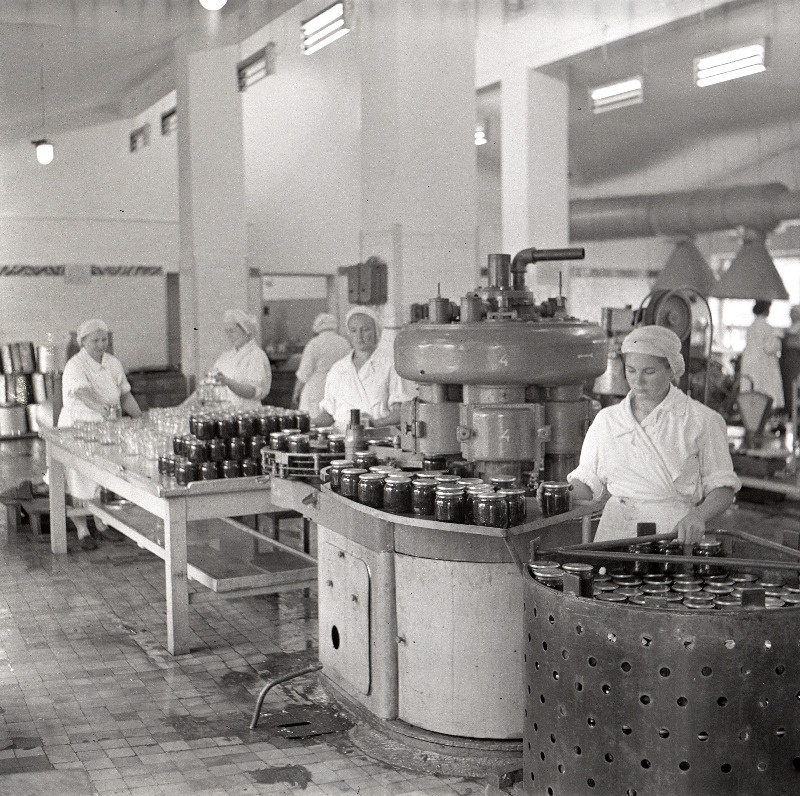 Vaade Tartu Konservitehase tsehhi.