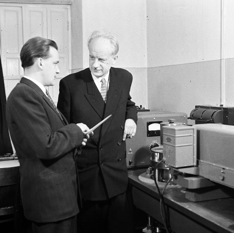 Tartu Riikliku Ülikooli rektor professor F. Klement (paremal).