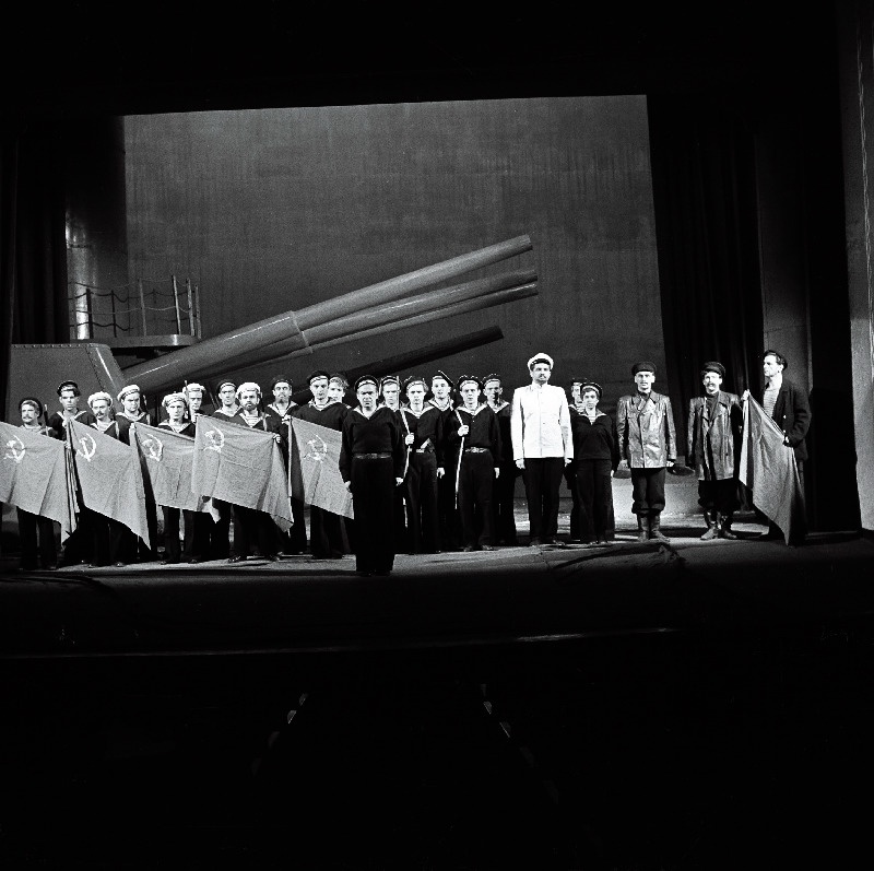 Stseen A. Korneitšuki näidendist „Eskaadri hukk“  V. Kingissepa nimelise Tallinna Riiklikus Akadeemilises Draamateatris.