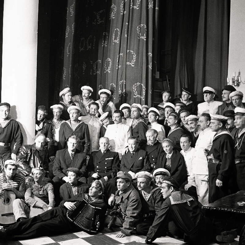 Stseen A. Korneitšuki näidendist „Eskaadri hukk“  V. Kingissepa nimelise Tallinna Riiklikus Akadeemilises Draamateatris.