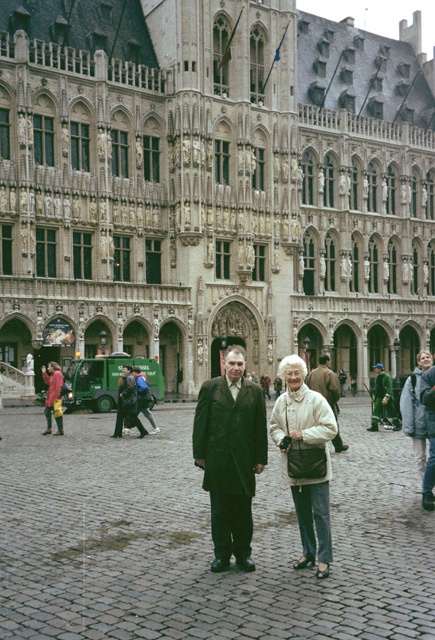 Liis Dillie-Lindre ja Edgar Saar Brüsseli raekoja platsil