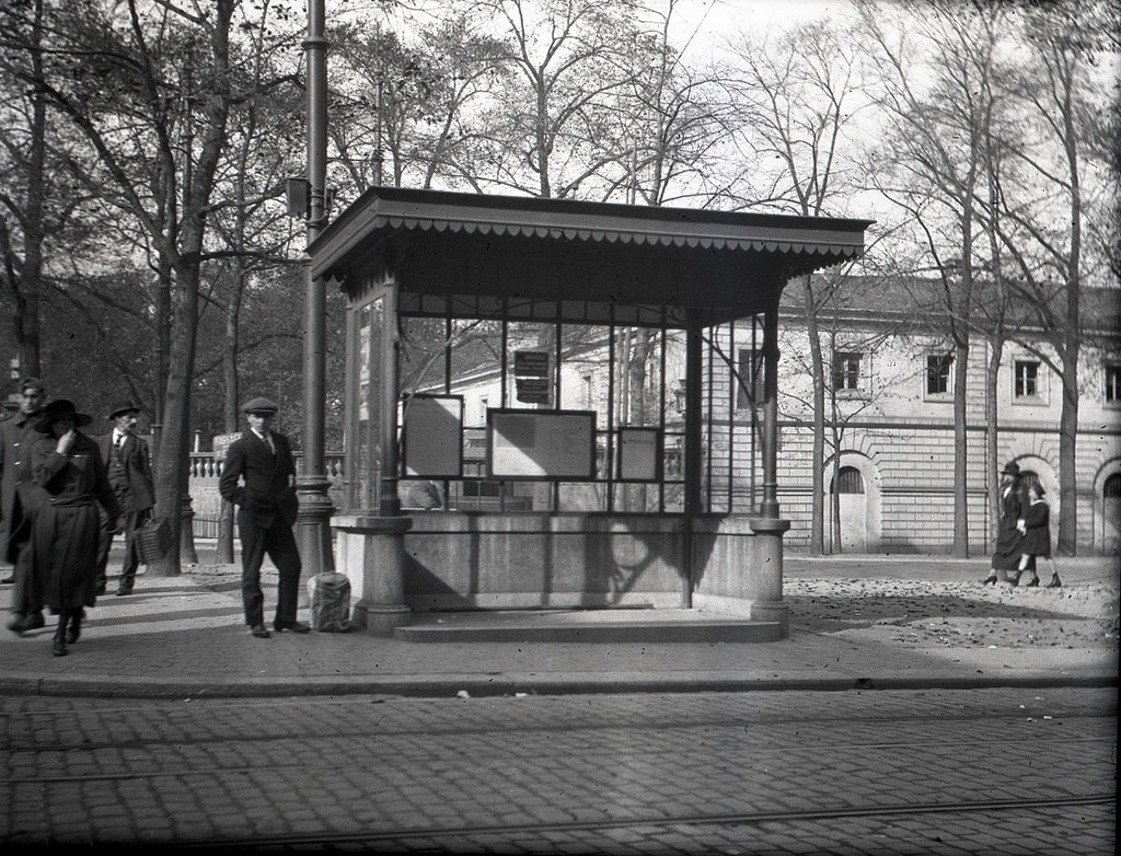 Tram stop in Brussels October 1922