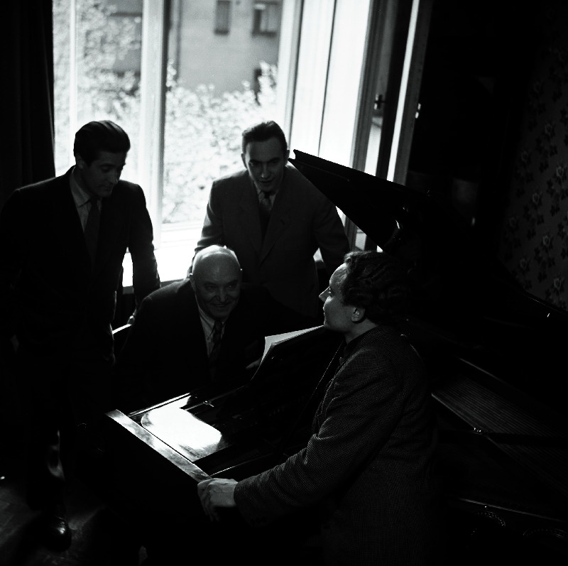 Tallinna Riikliku Konservatooriumi õppejõud professor Aleksander Arder oma õpilastega.