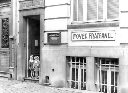 Shank boys on steps of Foyer Fraternal