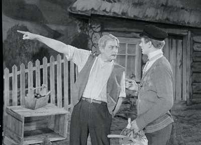 Stseen O. Lutsu jutustuse „Suvi“ samanimelisest dramatiseeringust V. Kingissepa nimelise Tallinna Riiklikus Akadeemilises Draamateatris. Joosep Toots – Karl Kalkun (vasakul) ja Kiir – Ants Korv.  similar photo