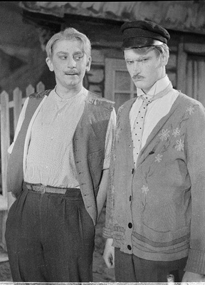 Stseen O. Lutsu jutustuse „Suvi“ samanimelisest dramatiseeringust V. Kingissepa nimelise Tallinna Riiklikus Akadeemilises Draamateatris. Joosep Toots – Karl Kalkun (vasakul) ja Kiir – Ants Korv.  similar photo