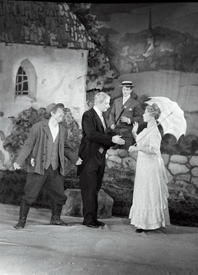 Stseen O. Lutsu jutustuse „Suvi“ samanimelisest dramatiseeringust V. Kingissepa nimelise Tallinna Riiklikus Akadeemilises Draamateatris. (Paremalt) Teele – Linda Rummo, Kiir – Ants Korv, Toots – Karl Kalkun, Lible – Johannes Rebane.  similar photo