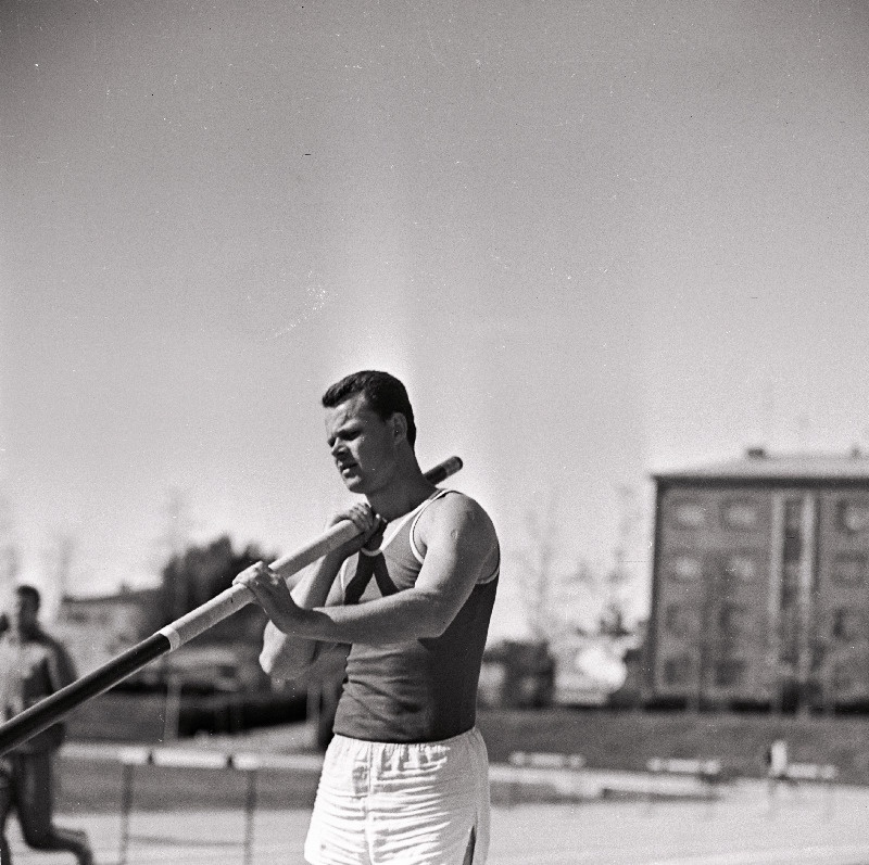 Kümnevõistleja Rein Aun kergejõustikuvõistlustel Komsomoli nimelise staadionil teivashüppel.