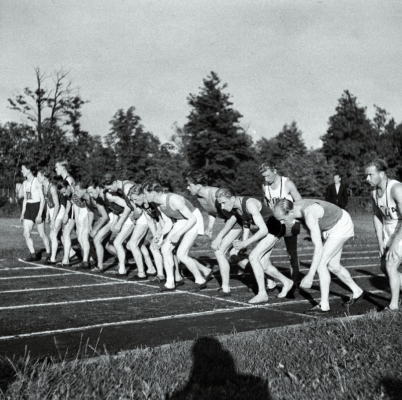 1500 m jooksu start kergejõustikuvõistlustel „Dünamo“ staadionil, paremalt 2. Erich Veetõusme.