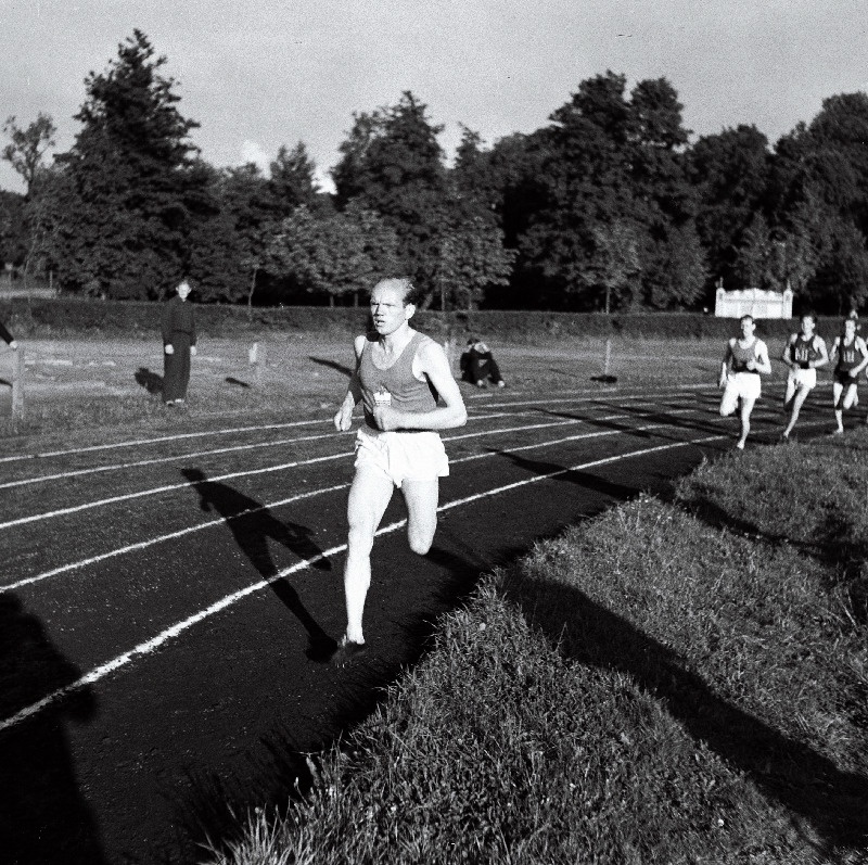 Erich Veetõusme 1500 m jooksul kergejõustikuvõistlustel „Dünamo“ staadionil.