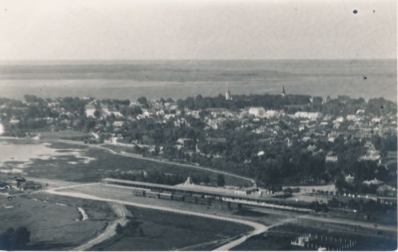 Foto. Haapsalu vaade linnulennult raadiomasti juurest. Kuulunud kapten Harald Dampffile. Albumis HM 8466:1.