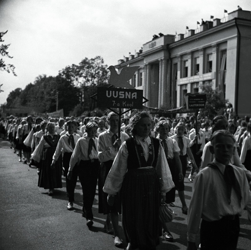 Uusna kooli lauljad Eesti NSV 15. üldlaulupeo rongkäigus.