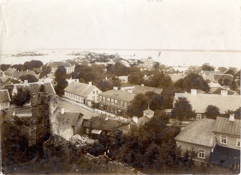 Foto. Haapsalu vaade linnulennult linnuse vahitornist Bürgermeistri holmi suunas. 19. saj lõpp.