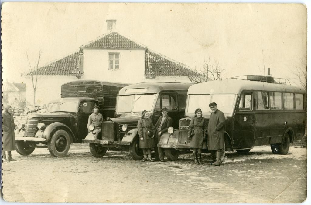 Liinibussid peatuses, vasakul veoautost ümberehitatud buss