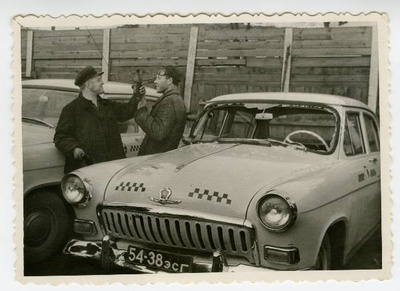 Autode remonditöökoda; esiplaanil takso - sõiduauto Volga, tagaplaanil Era t 1. Tartu, 1960-1970.  similar photo