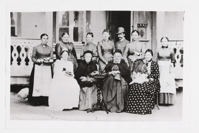 Mõisasaksad ja külalised Kuusna mõisa rõdu ees 1889. a.