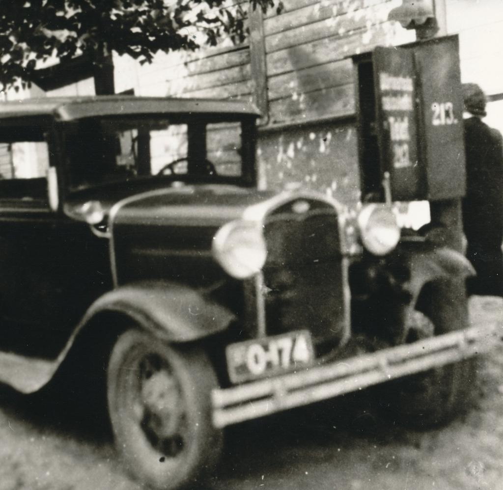 Foto (negatiiv)Gustav Eliase  takso Ford A 0-174 1937.a.Võru taksopeatuses.
