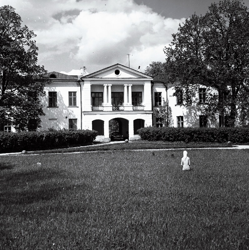 Vaade Vinni näidissovhoostehnikumi peahoonele.