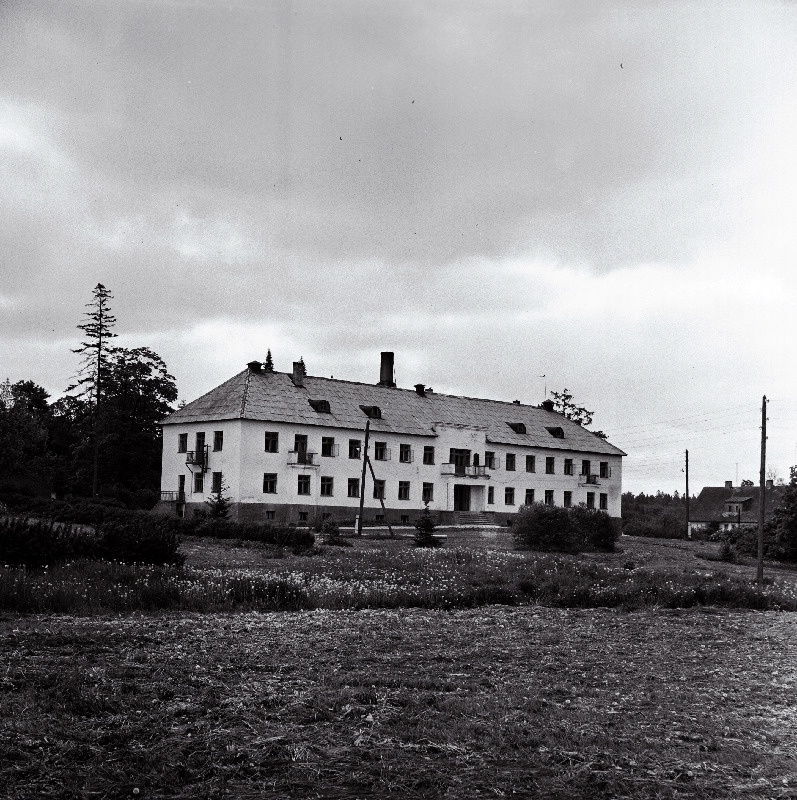 Vaade Vinni näidissovhoostehnikumi ühiselamule Mõdriku-Kehala tee ääres Mõdrikul.