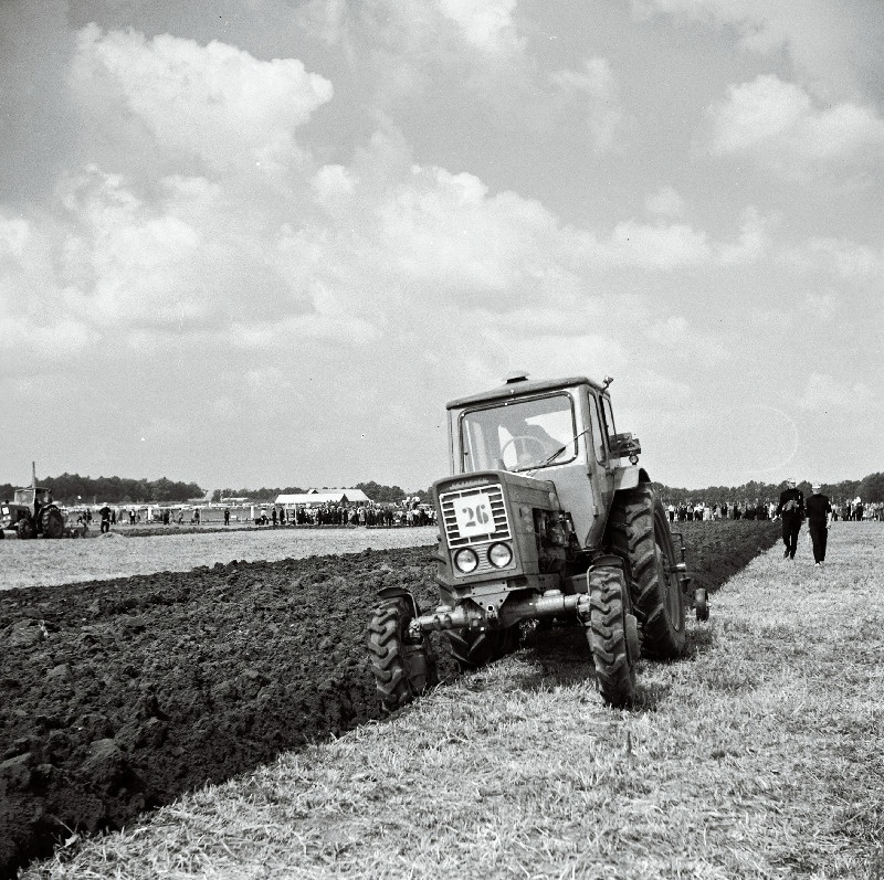 Ratastraktorid põllumajanduse töötajate kutsealade võistlusel J. Gagarini nimelises näidissovhoostehnikumis võistlemas.