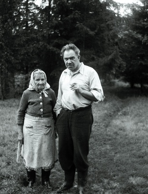 V. Kingissepa nimelise TRA Draamateatri näitleja Kaarel Karm oma emaga.  similar photo