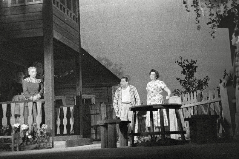 Stseen V. Rozovi näidendist "Ebavõrdne võitlus" V. Kingissepa nimelises TRA Draamateatris. (Vasakult) 1. Linda Tubin, 2. Arno Suurorg.