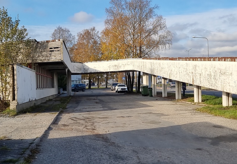 Pärnu KEK: Savi tn haldushoone II järk: autode kaldtee / pandus, all parkivad autod. Insener Andres Ringo rephoto