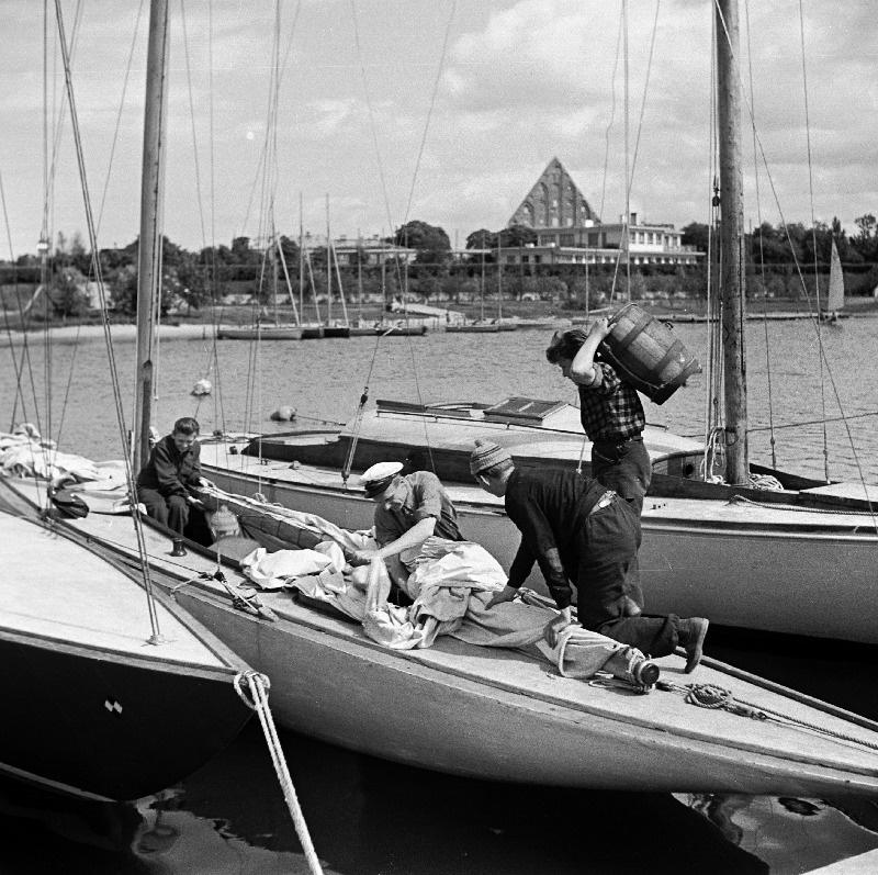 ENSV Purjespordiföderatsiooni esimees Olev Eensalu (vasakult teine) noori purjetajaid juhendamas.