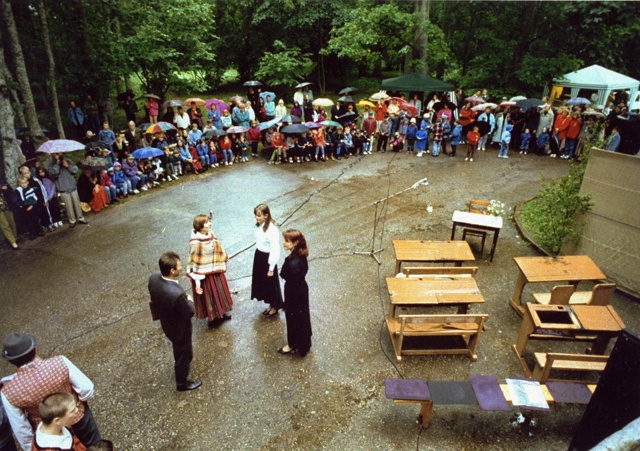 Oisu teatriringi etendus Oisu vallapäevadel, juuni 1999.