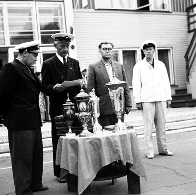 Purjespordivõistluste võitjate autasustamine VSÜ Kalev Tallinna Jahtklubi lipuväljakul. Paremalt teine ENSV Kehakultuuri- ja spordikomitee esimees B. Tolbast.  similar photo