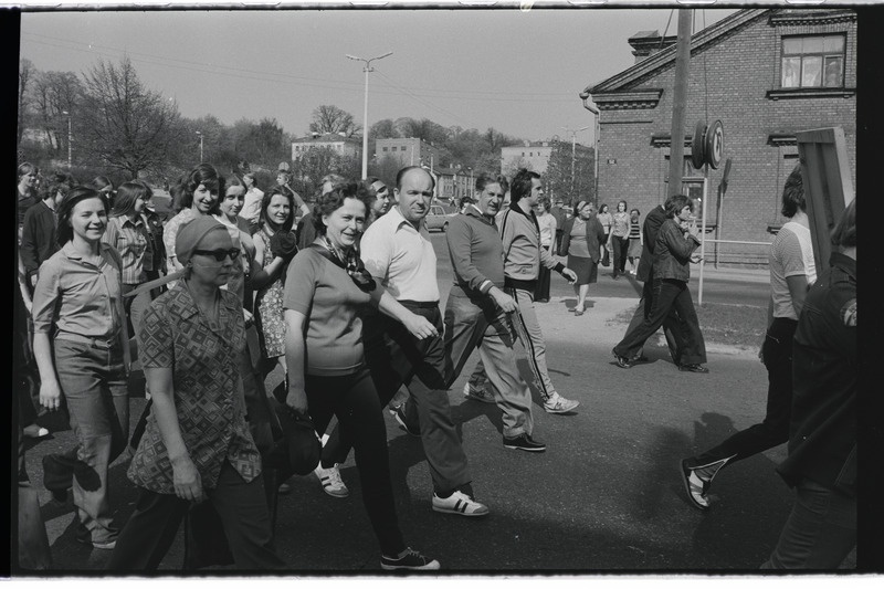 Tartu ülikooli spordipäev Luunjas. Rongkäik ja matk Tartu - Luunja pioneerilaager. 16. mai 1976. a.