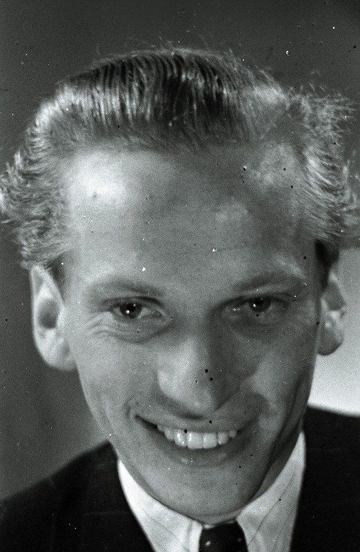 Haravee, Heikki - Lõuna-Eesti Teatri näitleja ja dekoraator.