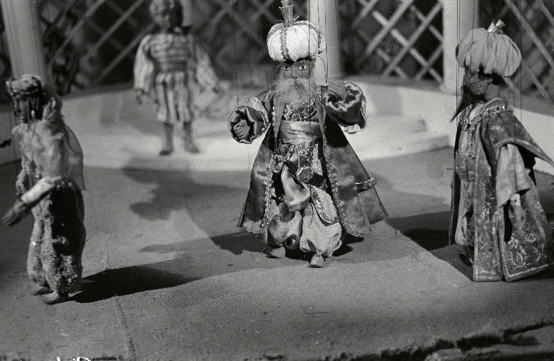 Stseen nukunäidendist Aladini imelamp V. Kingissepa nimelise Tallinna Riikliku Draamateatri lavastuses.