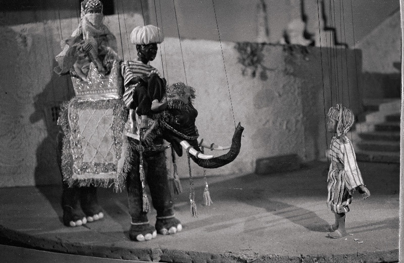 Stseen nukunäidendist Aladini imelamp V. Kingissepa nimelise Tallinna Riikliku Draamateatri lavastuses.