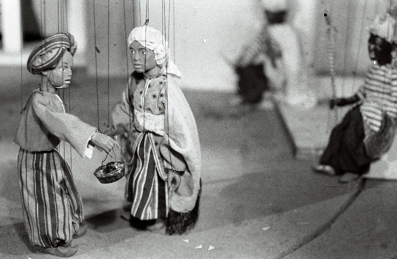 Stseen nukunäidendist Aladini imelamp V. Kingissepa nimelise Tallinna Riikliku Draamateatri lavastuses.