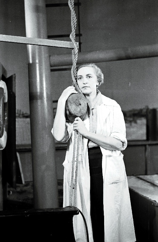 Eesti NSV rahvakunstnik Aino Talvi kokk Esteri osas Juhan Smuuli näidendis Atlandi ookean V. Kingissepa nimelises Tallinna Riiklikus Draamateatris.