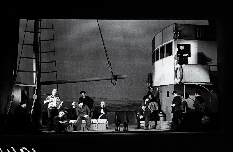 Stseen J. Smuuli näidendist Atlandi ookean V. Kingissepa nimelises Tallinna Riiklikus Draamateatris.