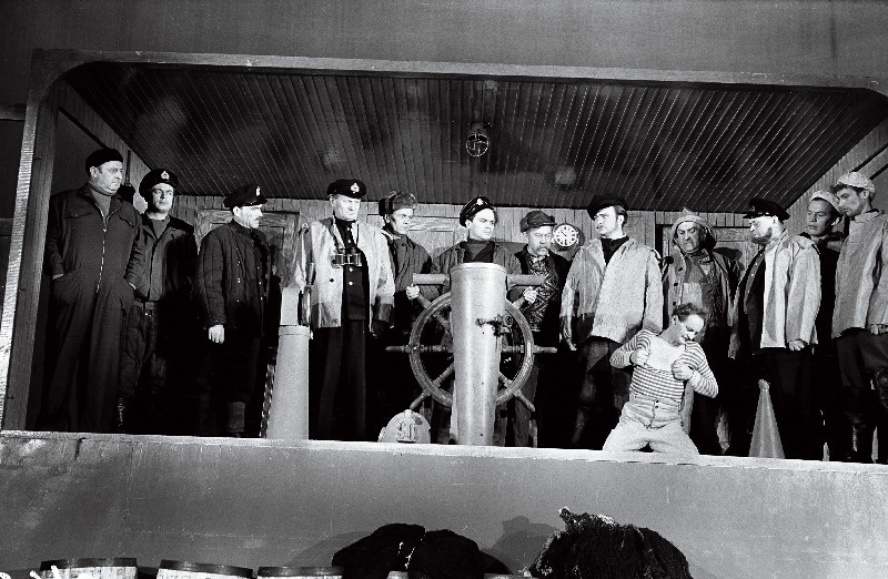 Stseen J. Smuuli näidendist Atlandi ookean V. Kingissepa nimelises Tallinna Riiklikus Draamateatris.